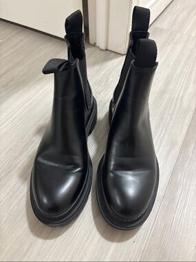 Women’s Black Chelsea Boots - Sleek Slip-On Design